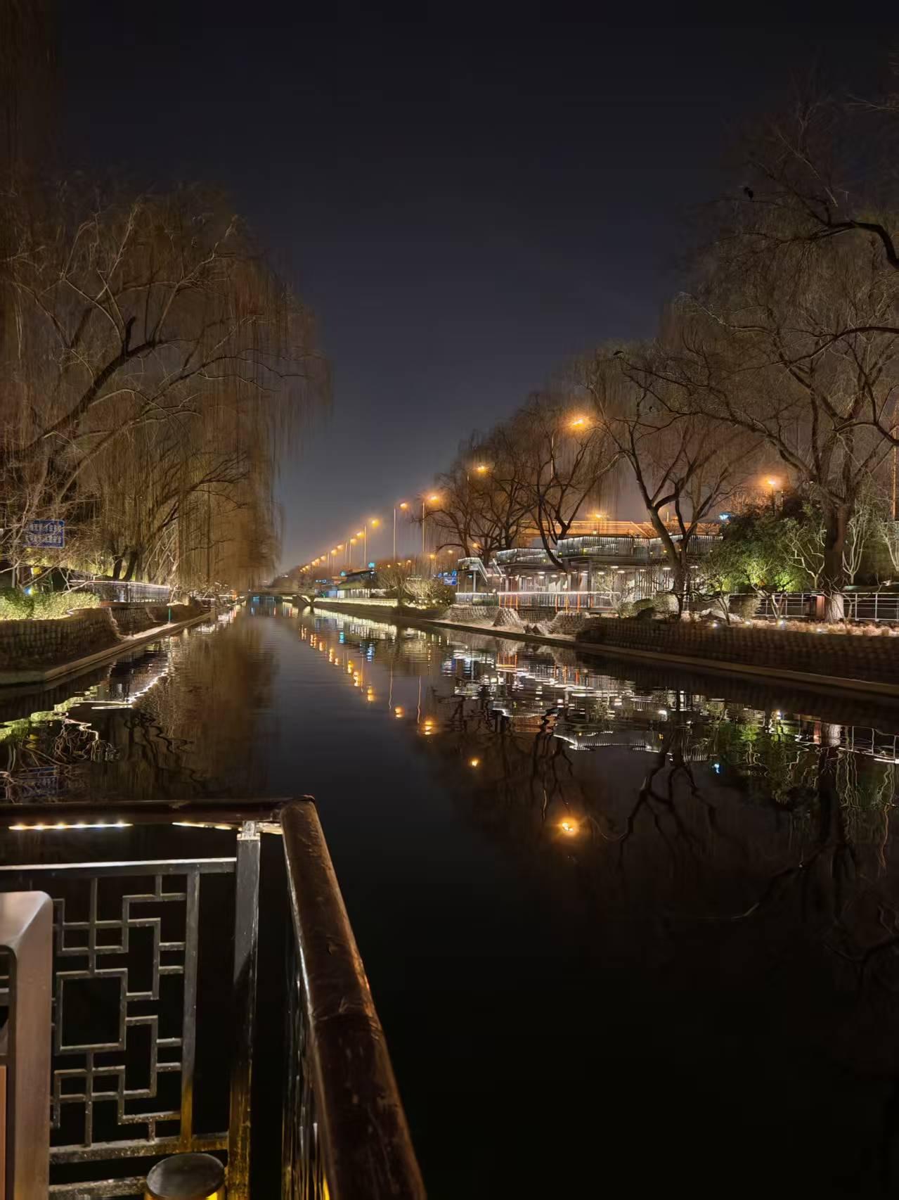 感恩所有的相遇，在每一个值得奔赴的寻常，让孤单有了安放，从此人生的画卷上，不再只