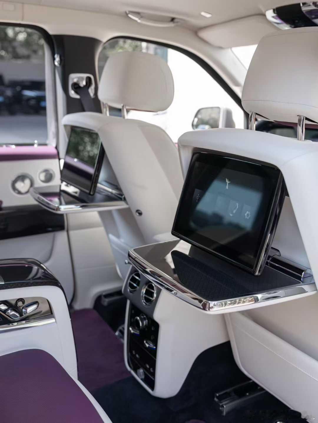 25款25年上牌库里南BB版，仅8000KM，配置拉满、定制音响、风暴灰外观极