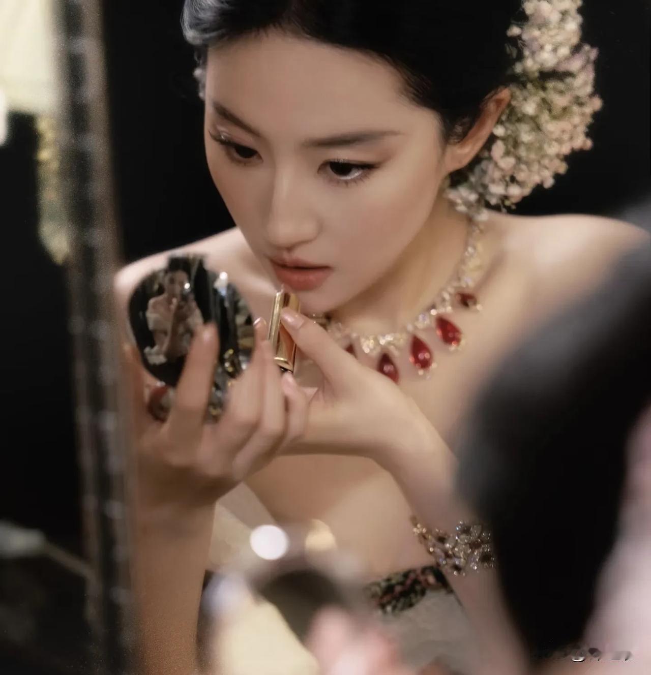 刘亦菲真人到底有多好看，有网友说；你们想想很能理解为啥线下见了茜茜都夸夸。毕