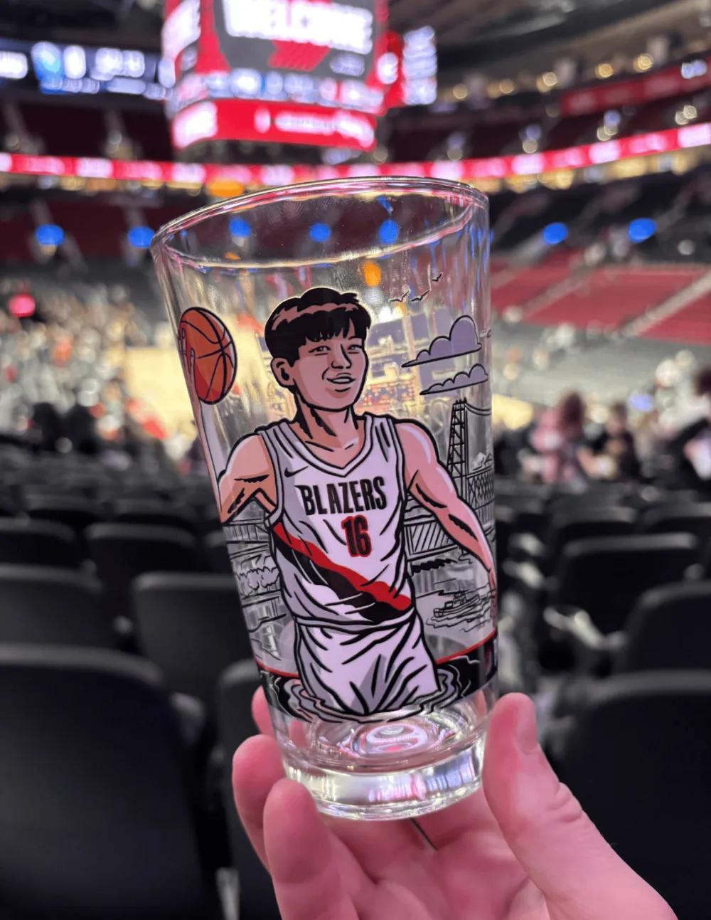 你刷到的全是假新闻。杨瀚森根本没被开拓者选中，更别提什么纪念夜和10亿市值暴涨