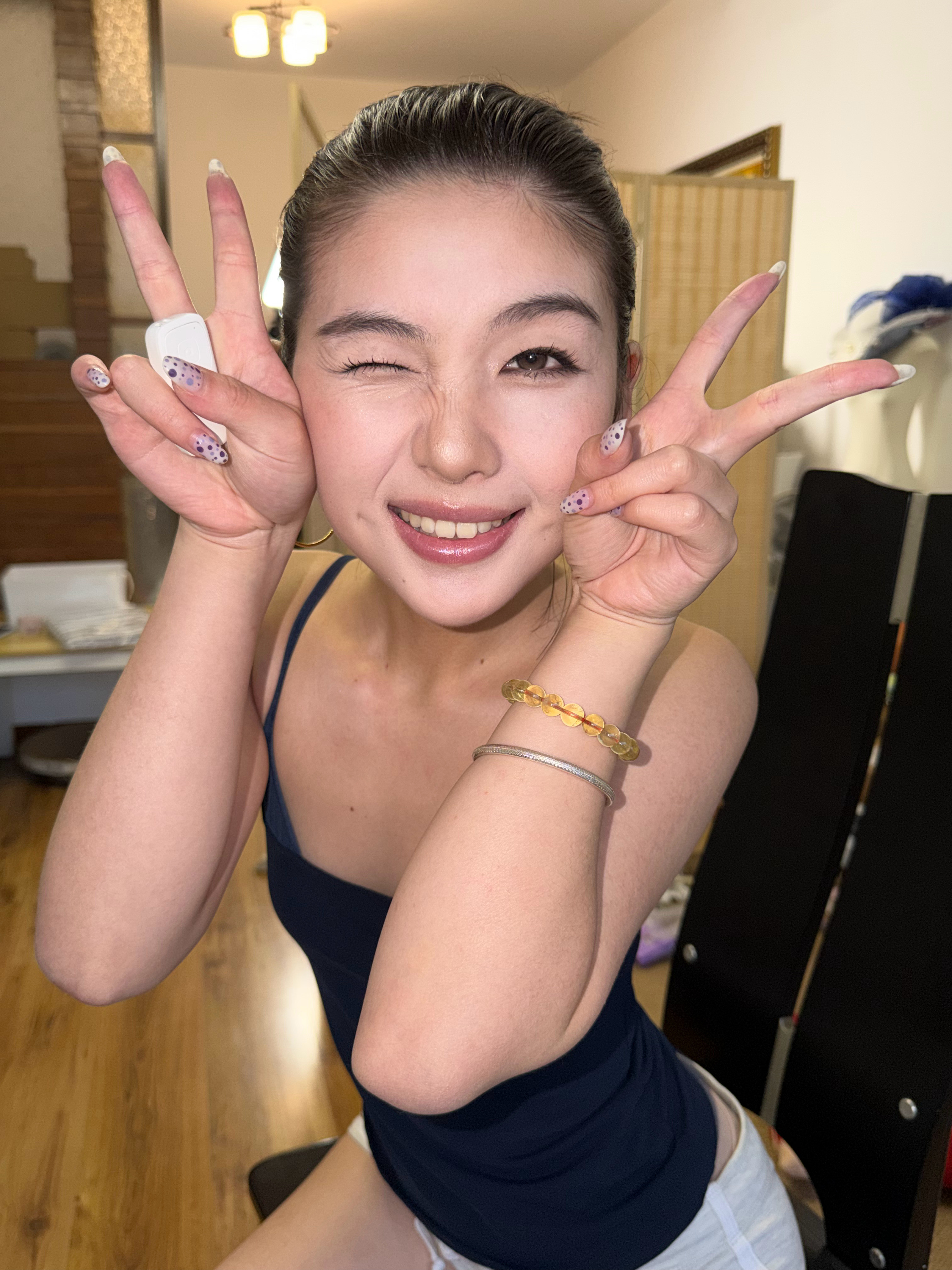 每天就在家化化化衣服是zara这么贵还有明瑕拆太晚了过售后了（还没拆快递）今