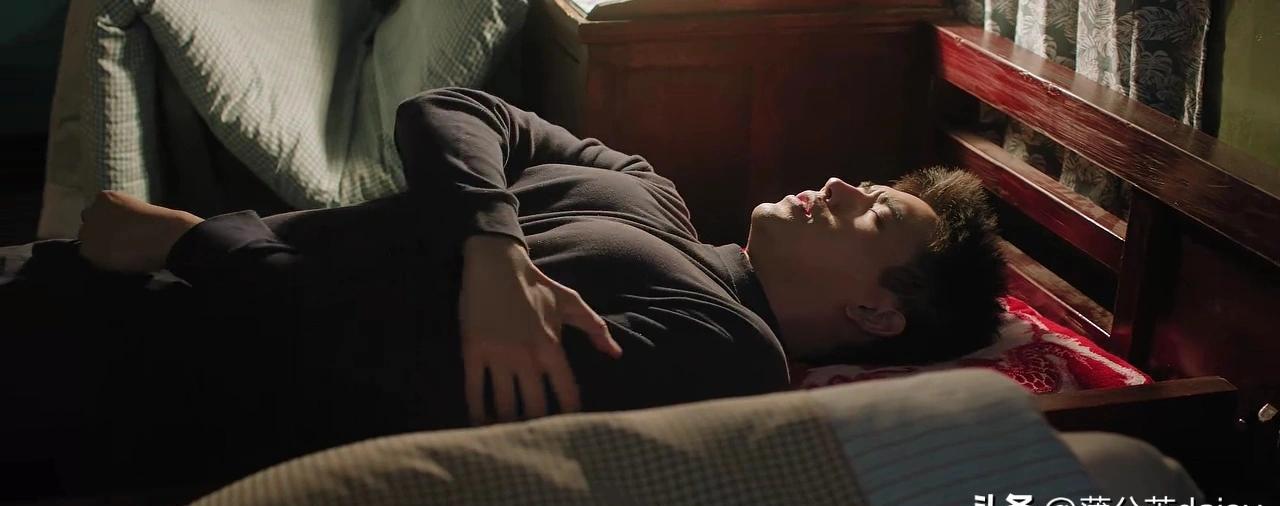 方穆扬这男人，太会了！故意弄湿被子装可怜，咳嗽得跟真的一样，就为了钻进费霓的被