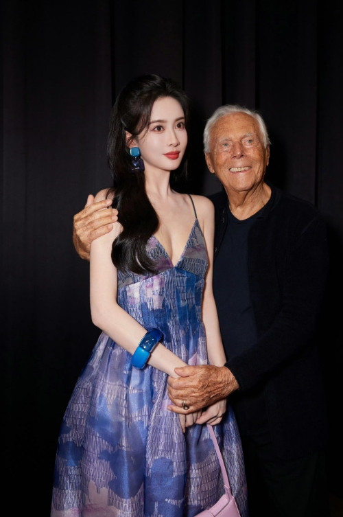 孟子义估计万万想不到，去年还在一起亲密合影的阿玛尼老总，突然离开了人世。在去年