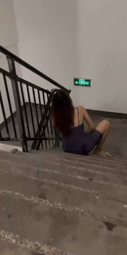 下楼碰到一位美女，感觉她有点伤心，