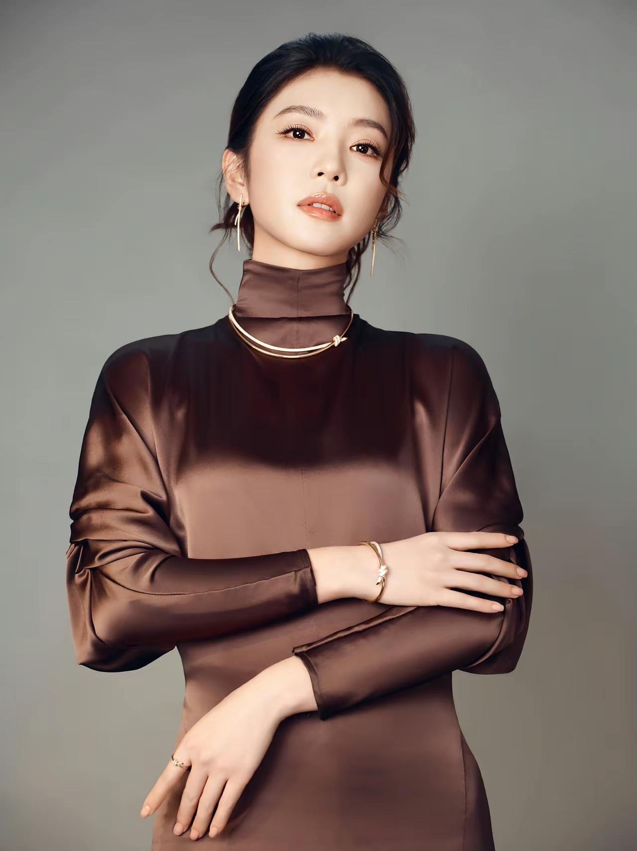 被李云霄姐姐这组写真照，真狠狠惊艳到！她的美从不在浓烈，而在这份沉静优雅。她身