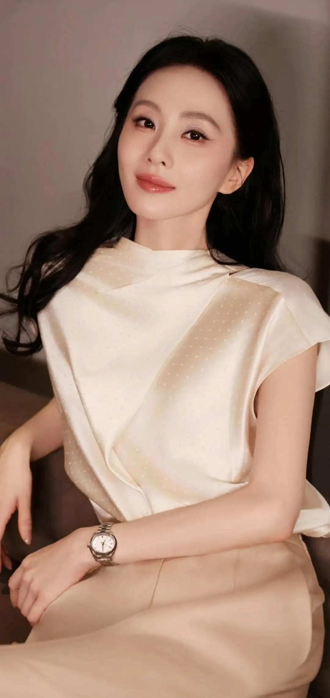 怎么穿搭会让人比较显温柔我觉得拥有一头长发，穿着暖色系的女性能给人温柔的感觉！