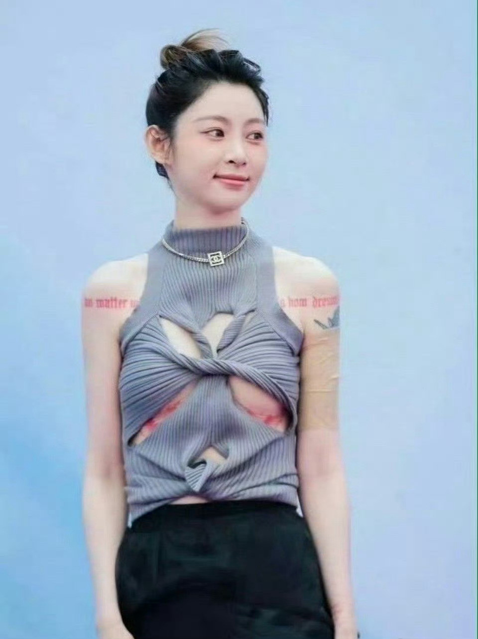 痞幼生图来了，衣服设计的好复杂，这该怎么穿啊？​​​​