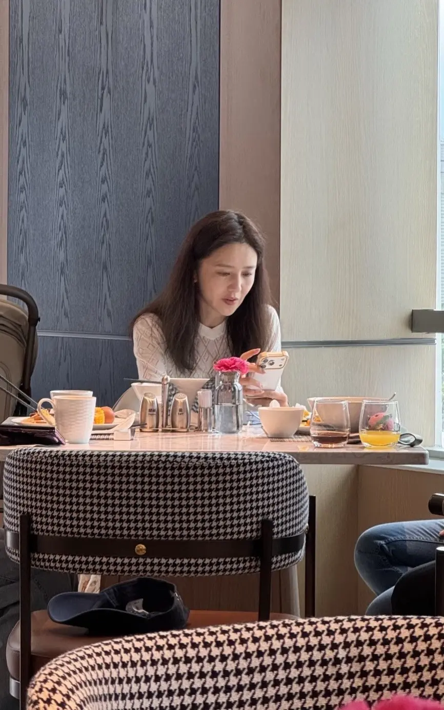 网友偶遇佟丽娅吃早餐，43岁素颜状态很好。网友偶遇佟丽娅在酒店用餐，身...