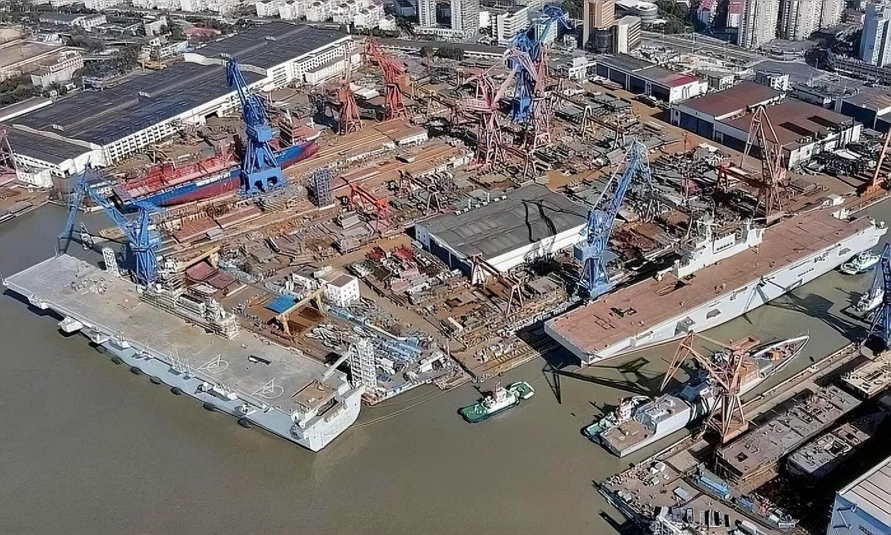这是上海沪东中华造船厂内，两艘075型两栖攻击舰同坞建造/舾装的经典画面，也是军