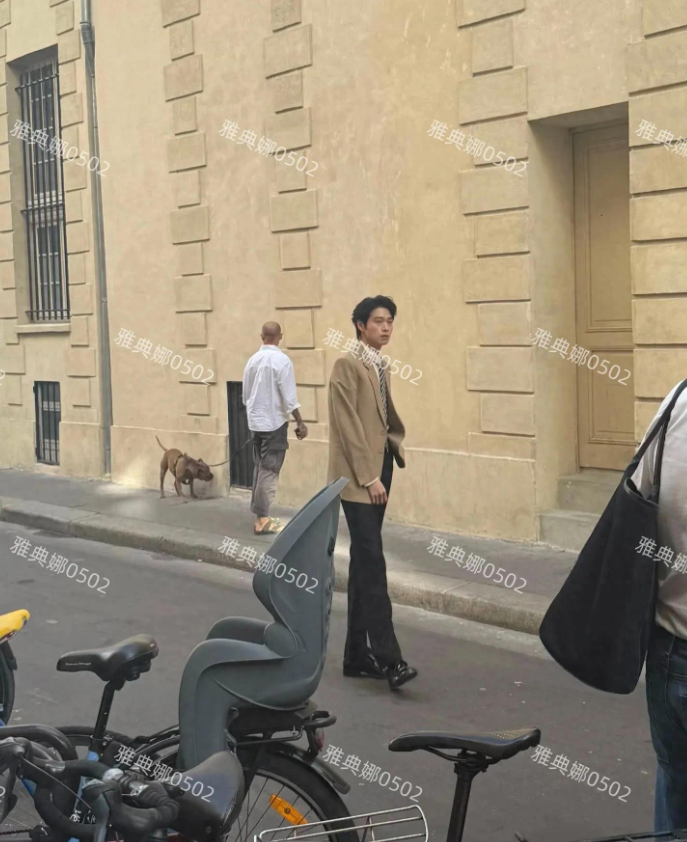 魏大勋的颜值被严重低估了，本人又瘦又高大长腿神似当年的王志文