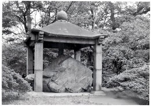 日本皇室这几天怕是要急得跳脚了。一块9.5吨的石头，被他们捂在宫里藏了116年，