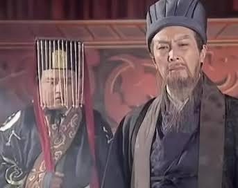 234年，诸葛亮死在五丈原的军营里。蒿草还没烧完，灵柩还没运回成都，一个叫李