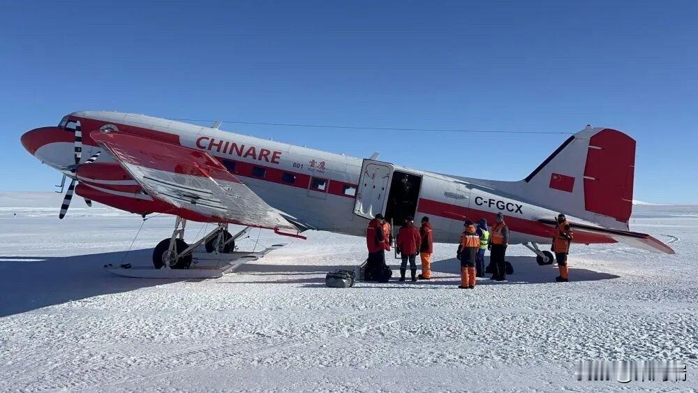 11月14日，中国极地固定翼飞机“雪鹰601”飞抵南极俄罗斯新拉扎列夫站，成