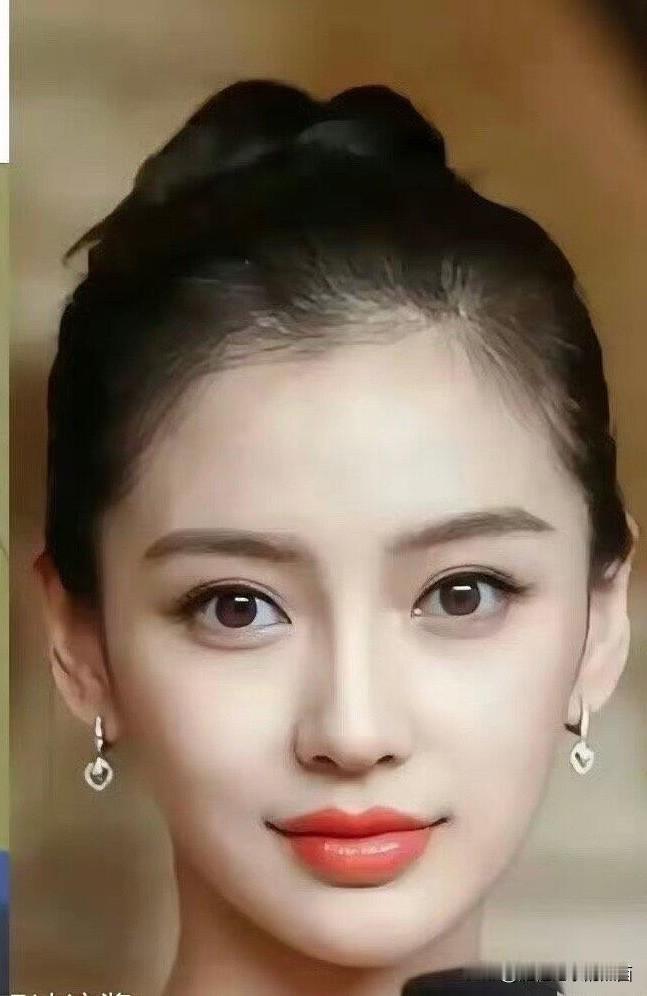 杨颖甜美的笑容一如既往，看起来五官比刘亦菲精致多了，刘亦菲是一个颜值被吹捧过度的