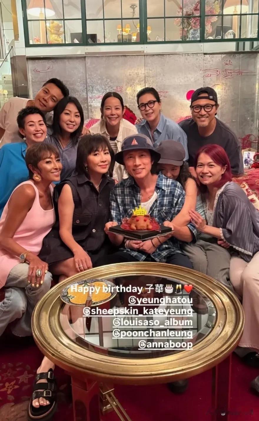 刘嘉玲给好友黄子华庆生，一帮好友围在一块齐来祝福，黄子华手里捧着一个特别的生日蛋