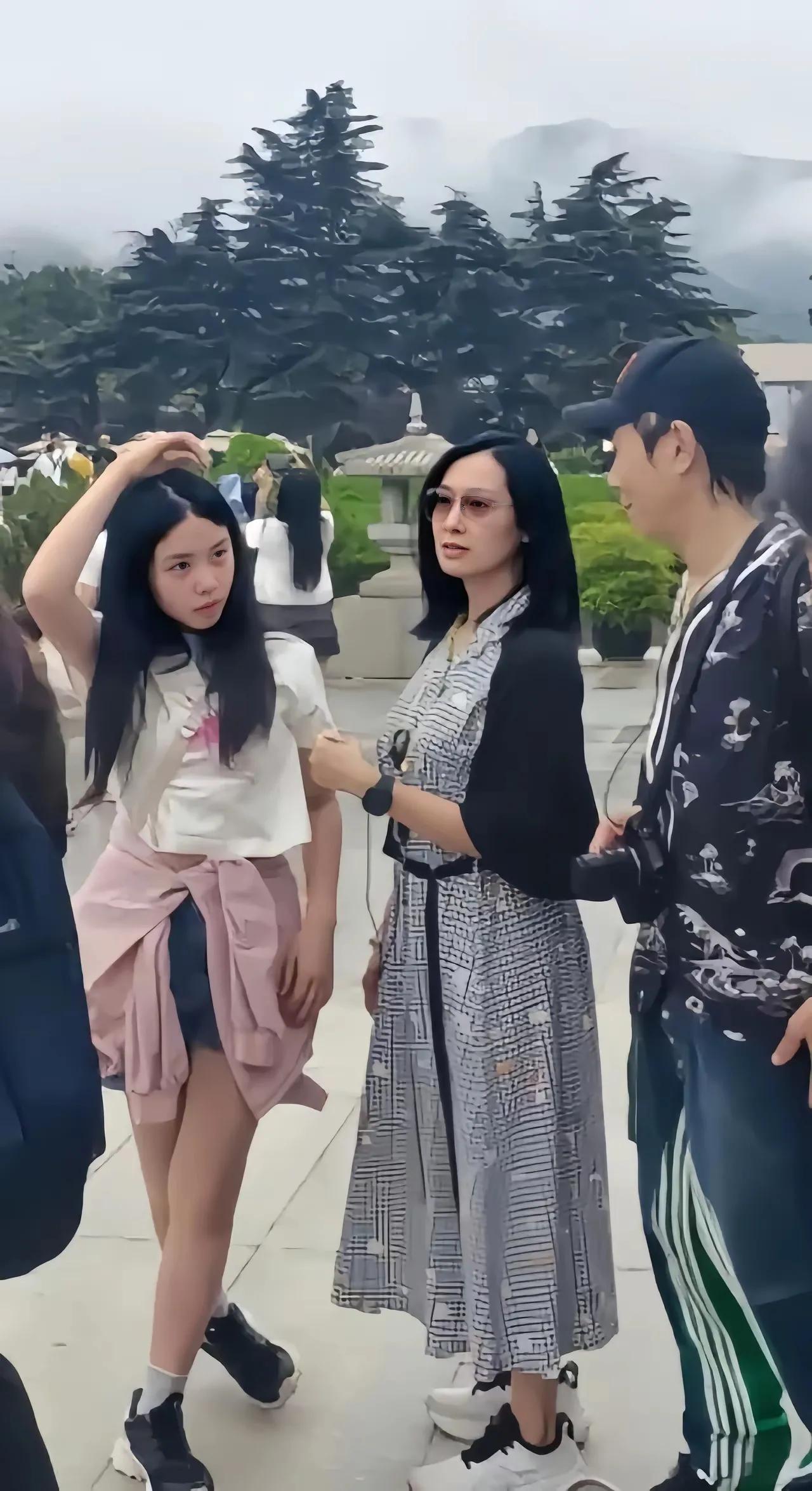 朱茵黄贯中夫妇领着女儿在内地旅游。在兵马俑参观的时候被偶遇。黄贯中就是一个殷勤