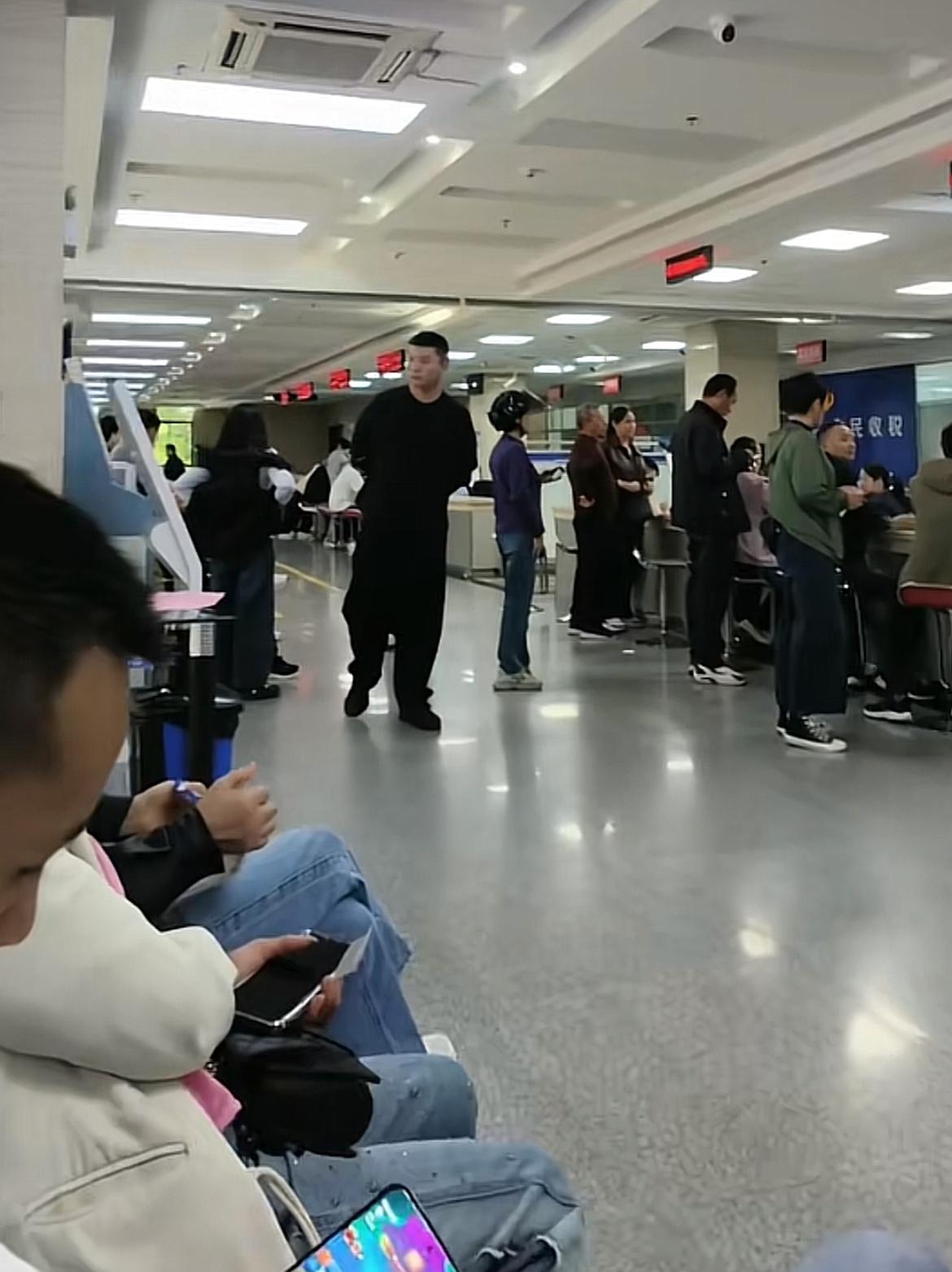 我一大早来社保局，社保局大厅挤满人，生怕明年不让补缴了。看着有点感慨路过社保