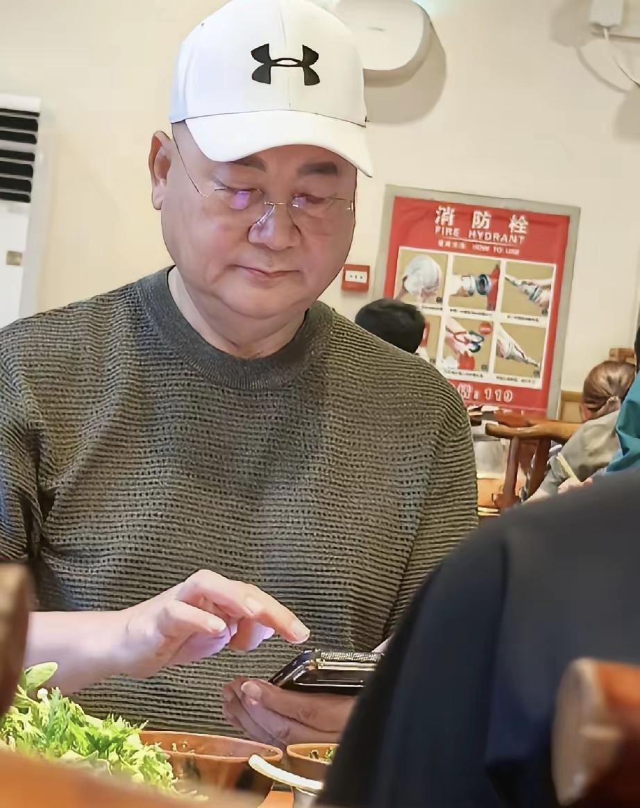 迟重瑞如今的穿着打扮松弛了很多，以前跟在陈丽华的身边，都是西装革履的，如今自己一
