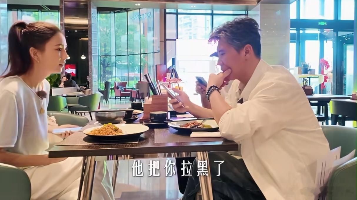 佟丽娅经纪人拉黑李乃文三个人三种状态佟丽娅：开心吃瓜胡军：理智解释是节目不让和经