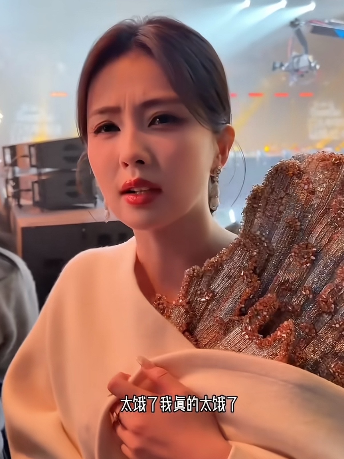 白鹿这礼服我以为怀里抱的是一扇排骨