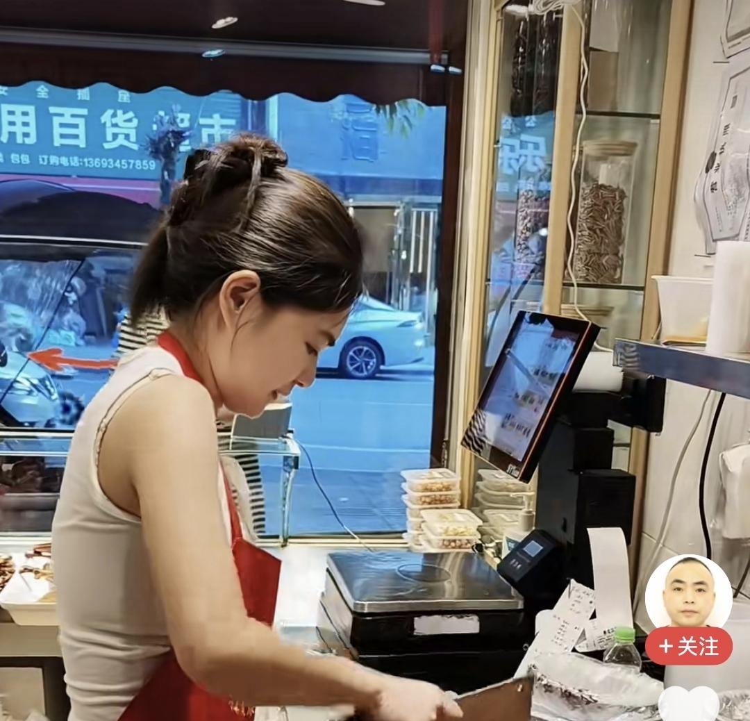 女儿读完大学和母亲一起卖卤肉，母亲视频感慨，“老子辛辛苦苦卖卤味供她上完大学，她