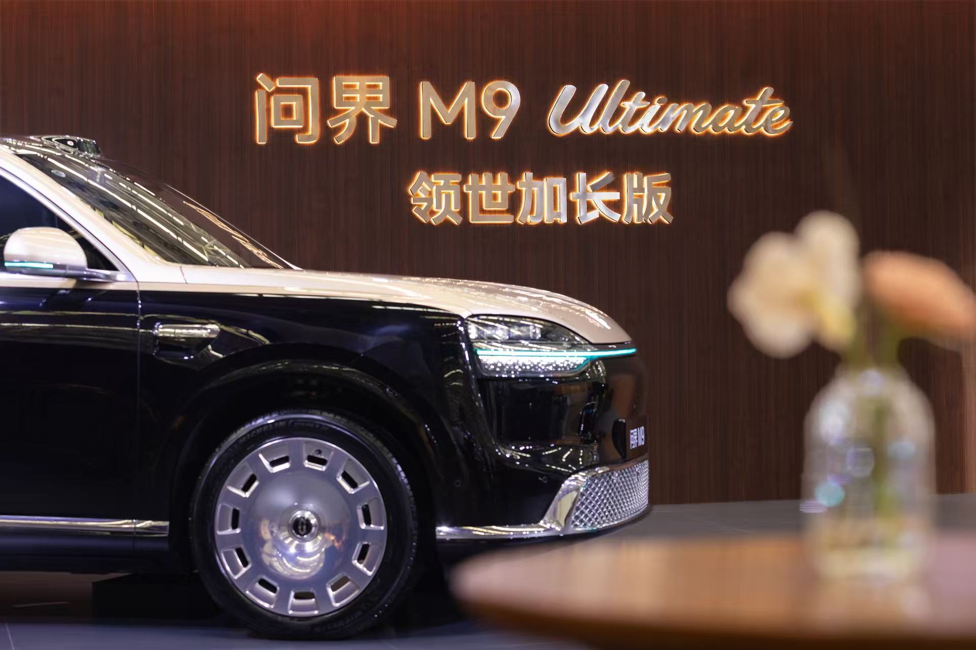 全新一代问界M9外观既大气又豪华，看起来很高级。尤其是那独特的星河大灯和尾部的情景灯语，辨识度超高。