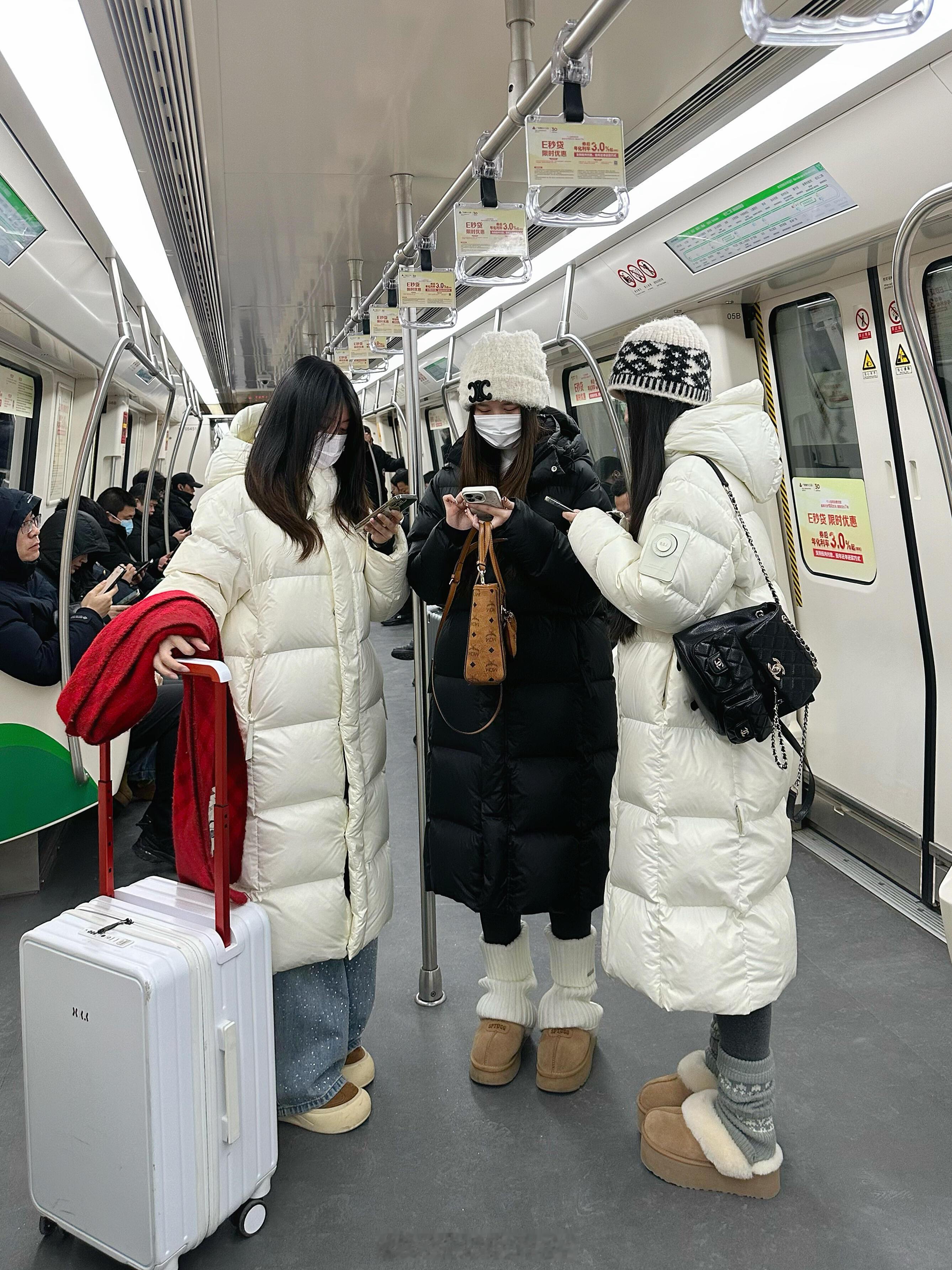 Vocal！！坐地铁看到的！！！在地铁上看到的，救命这就是我一直在找的羽绒服版