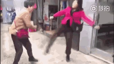 在呢，看着呢，都看着呢，家人萌，不要学抽烟哦，更不要在公众场所吸烟哦，也不要随便