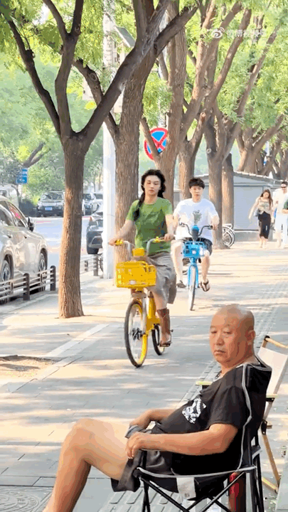 张艺兴骑共享单车北京偶遇张艺兴骑共享单车谁懂啊，在北京街头撞见张艺兴骑共享单车