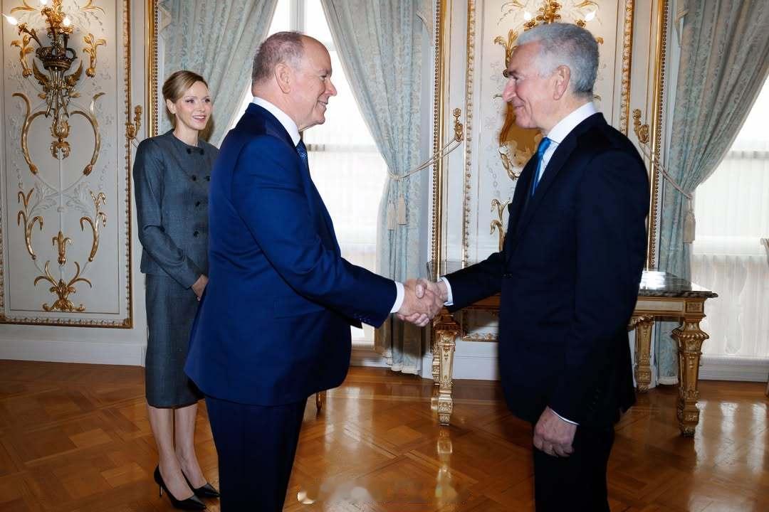 10.27摩纳哥亲王阿尔贝二世和王妃夏琳接待美国大使(由驻法国大使兼任)查尔斯