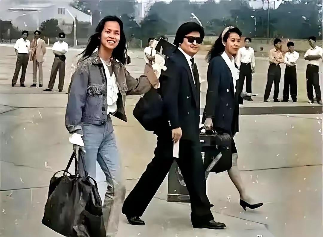 刘欢还是留短发精神。第一张照片是1990年拍的，当时二十多岁的刘欢和韦唯去北