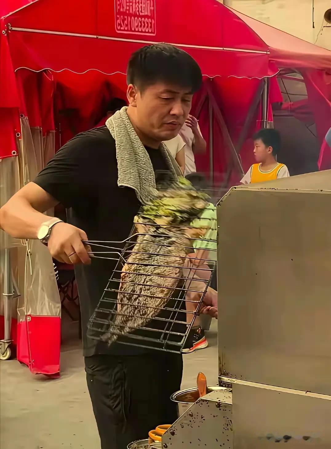 家里养了三只可爱的猫，会做各种好吃的，这个和张雪峰老师长得几乎一模一样的陈杰，他