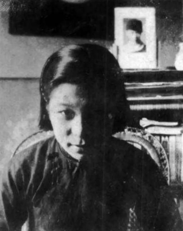 1932年，白丁香执行任务时被叛徒出卖，随即遭敌人秘密逮捕。她在牢中经受了非人的