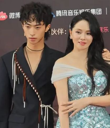 庾澄庆、伊能静的儿子庾恩利，拿到了一个音乐上的奖项，发表获奖感言时，他大大方方承