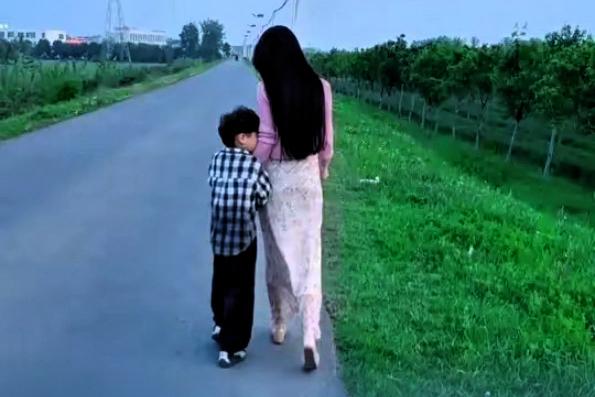 我今晚和要好的朋友一起吃饭。他的女儿，第一次喊继母“妈妈”。继母愣了好半天