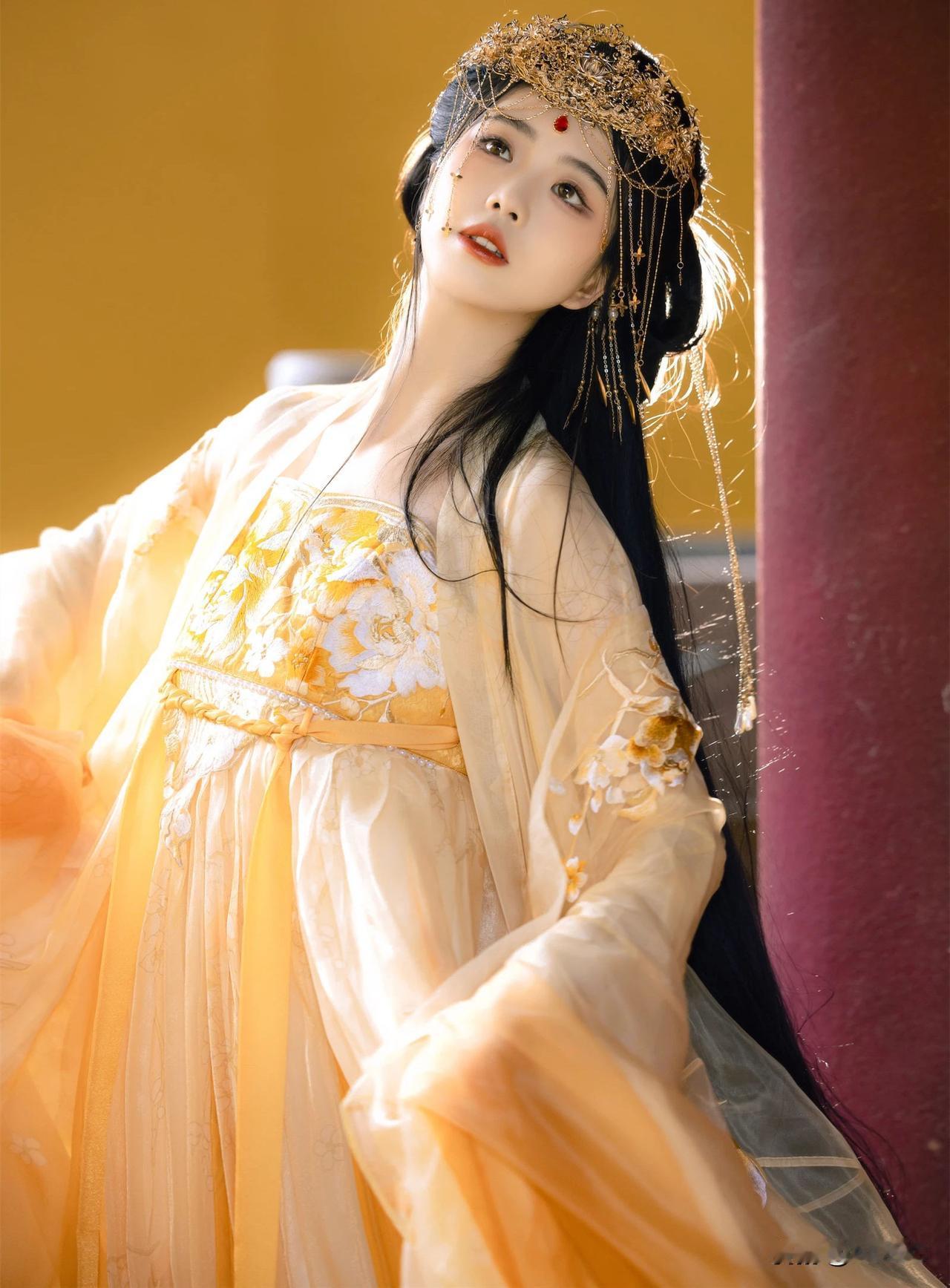 我喜欢汉服文化，就因为那古风美人，金衣华裳，仙气飘飘的模样。走在街上，看到身着汉