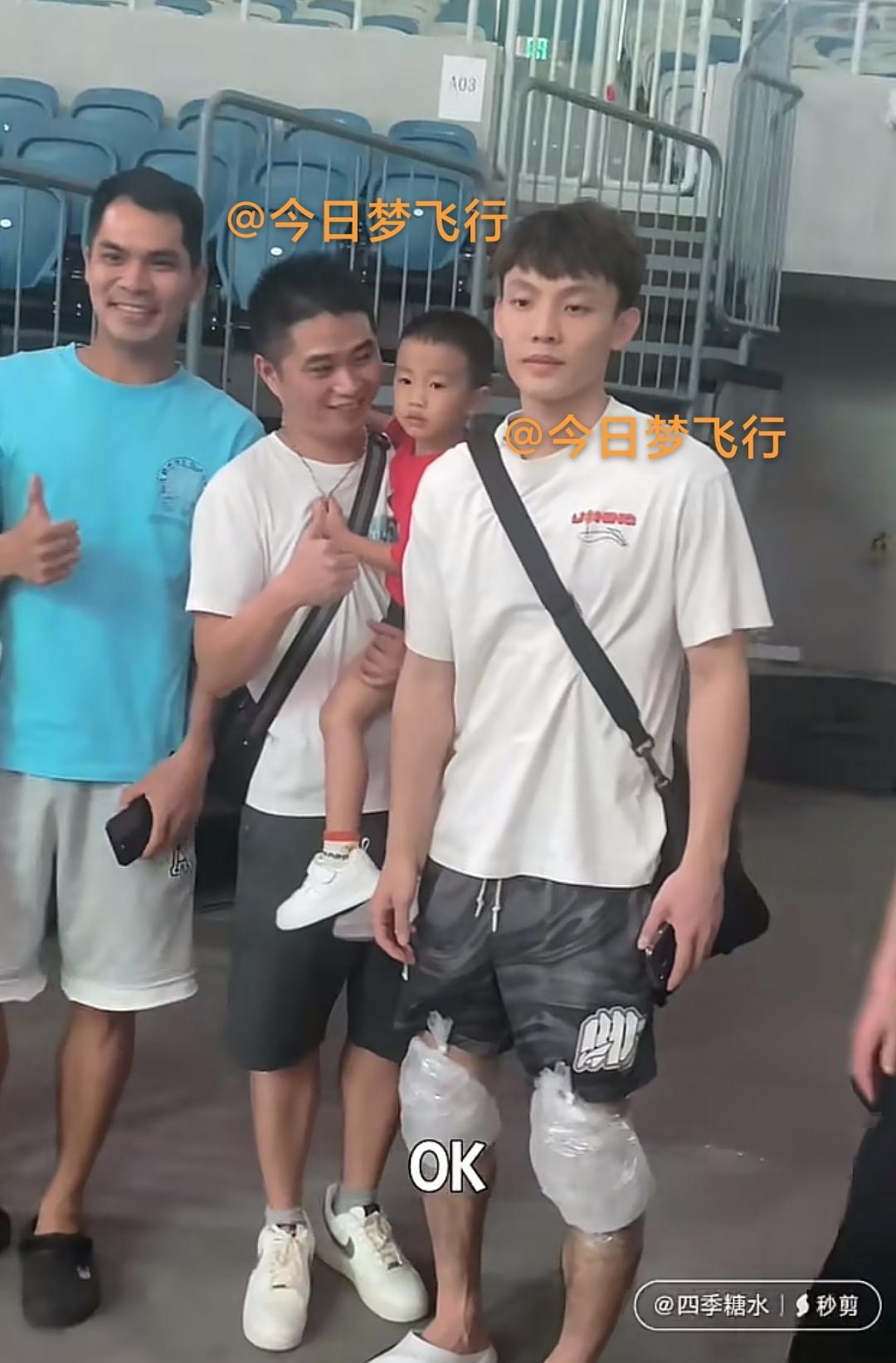 赛后，徐杰与球迷合照握手，双脚膝盖处敷上冰袋！今晚深圳站热身赛比赛结束后，退场