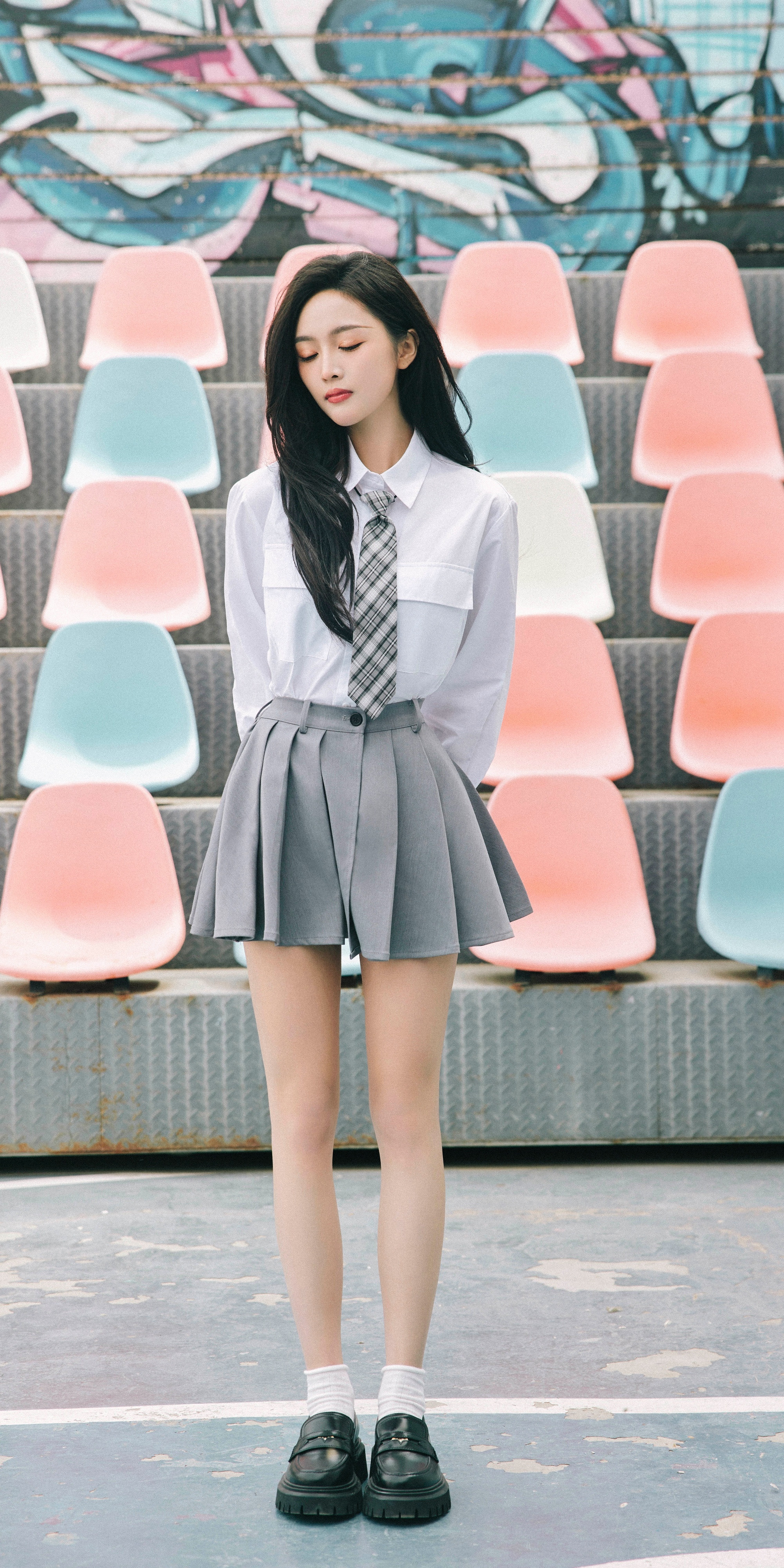 吴宣仪学姐风美学穿搭壁纸：白衬衫灰短裙大长腿，俏皮且灵动