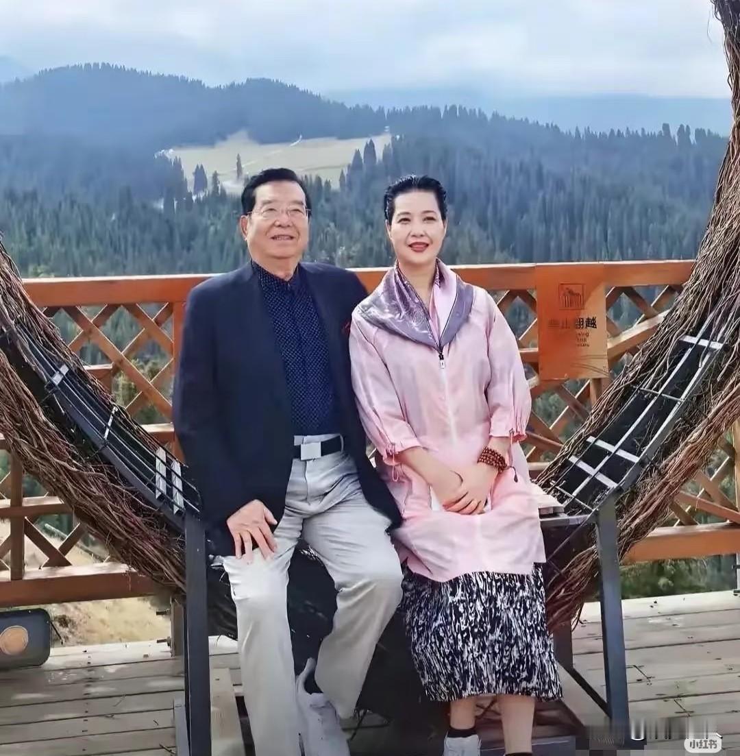 87岁的李双江和59岁的梦鸽在新疆旅游拍了张合影。照片里老爷子腰板挺直精神头挺足