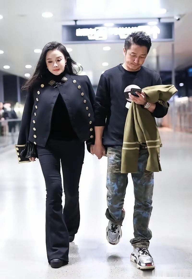 冉莹颖的浮夸风穿搭注定她不是一个安稳低调之人，衣服颜色要艳丽，时尚元素要繁杂，S