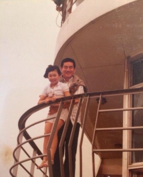 1986年，高仓健第一次访沪的留影，上海电影制片厂特意安排浦江游览，让他一览外滩