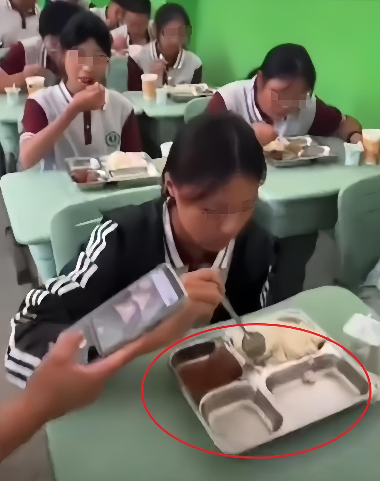 有些学校会在食堂费用里提成一部分，然后校长等人进行分成，最后老板还有净利润。而学