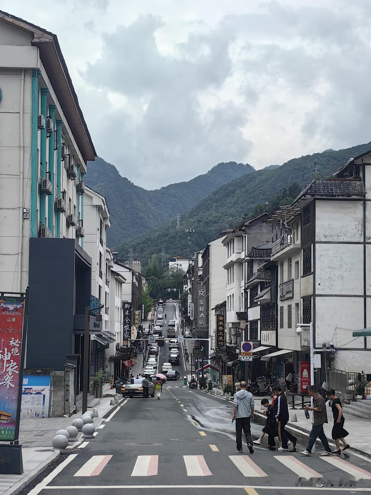 神农架木鱼镇的“凉”夏：当避暑胜地遭遇高昂租金今年夏天，神农架木鱼镇的街头似