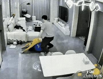 老婆在家进行瑜伽健身，老公从地上给她抱到桌上，老婆却一直喜笑颜开，自己怒气冲天拿