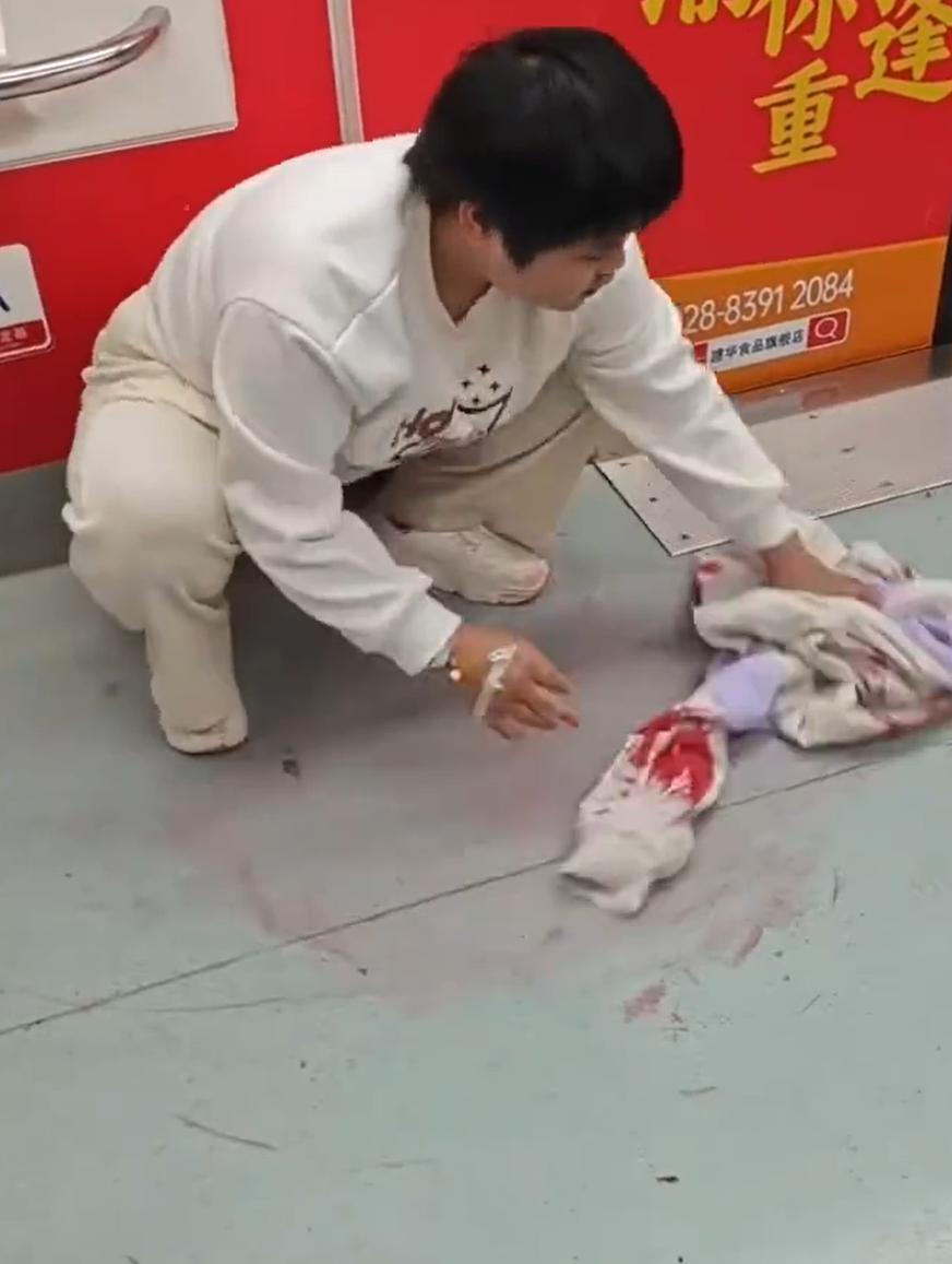 看完重庆地铁这一幕，我鼻子一酸，眼泪直接掉下来！22岁女孩，地铁上突然吐血。