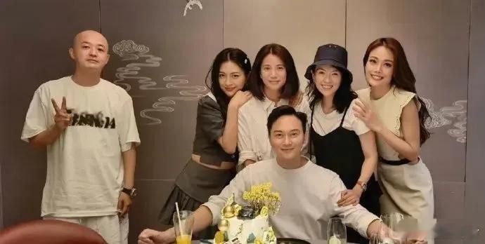 包贝尔跟女人拍合照的自觉性