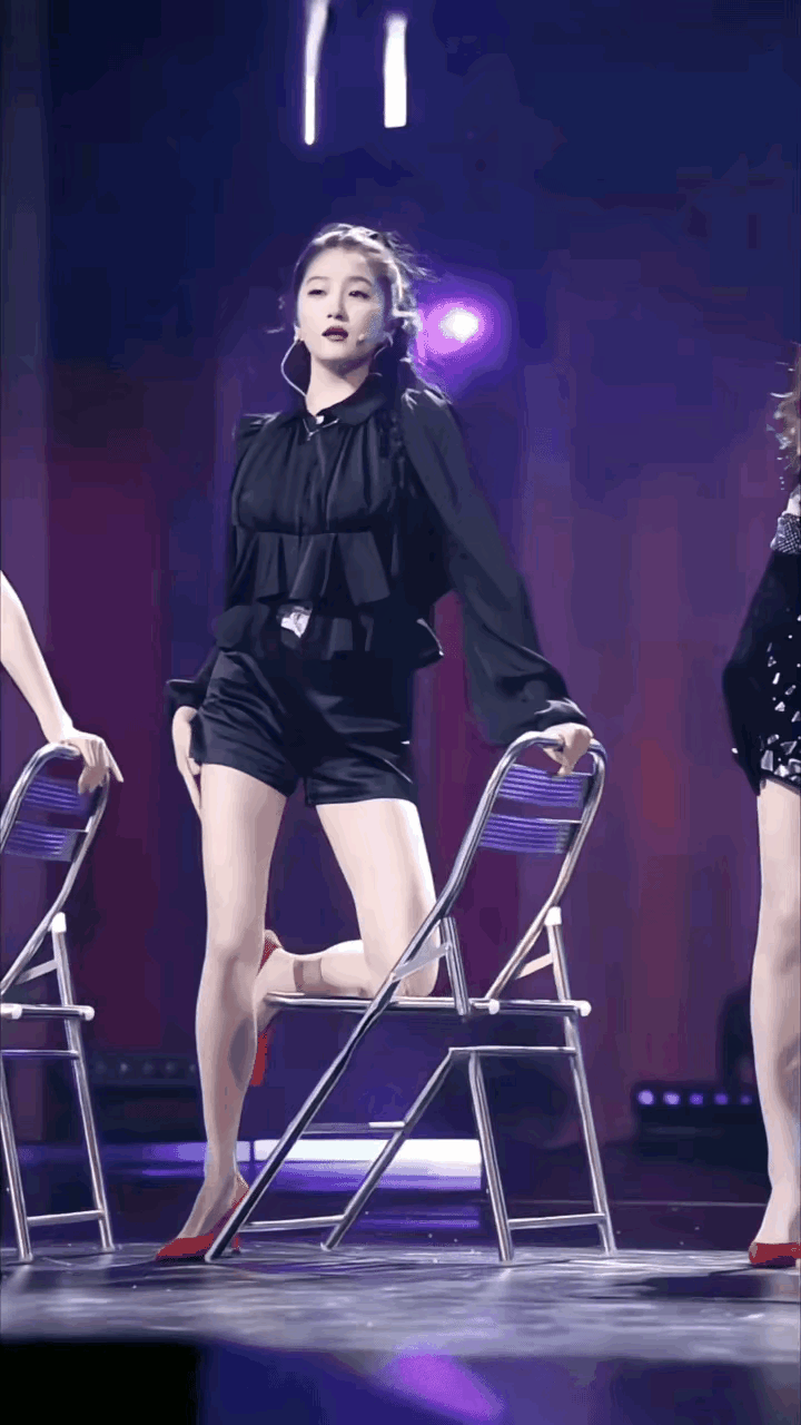 感觉关晓彤不适合跳舞，是不是因为个子太高了，跳起舞来身体有点僵硬，不柔美，眼神也