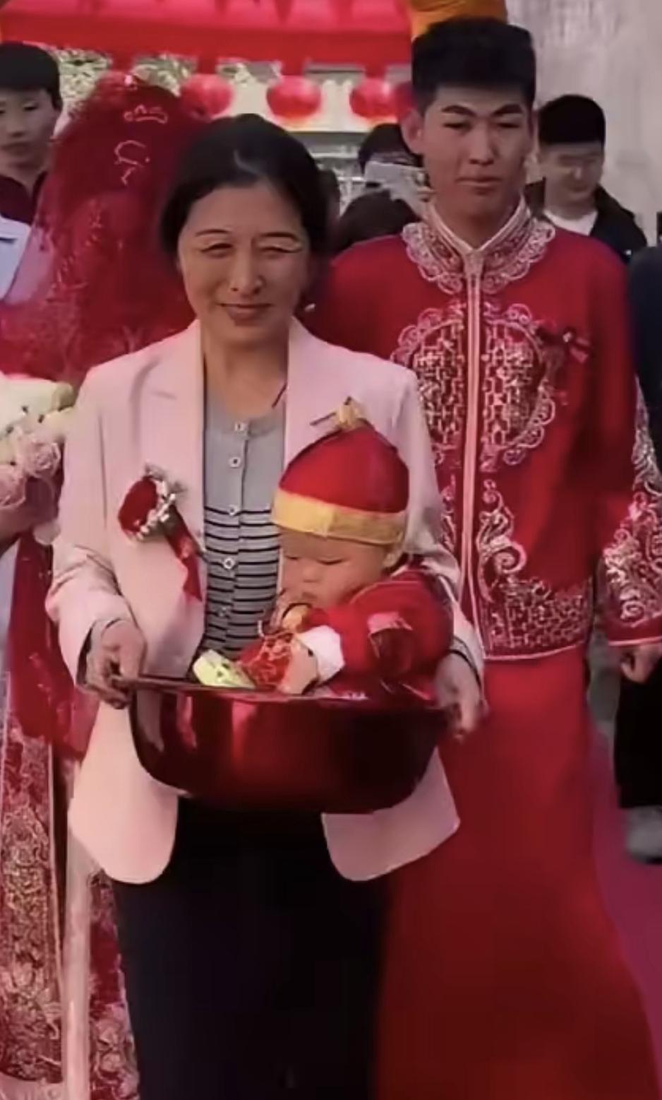 新娘结婚那天抱着刚满月的侄子，没人提前说好，但婆婆一伸手就把孩子接过去了。这孩