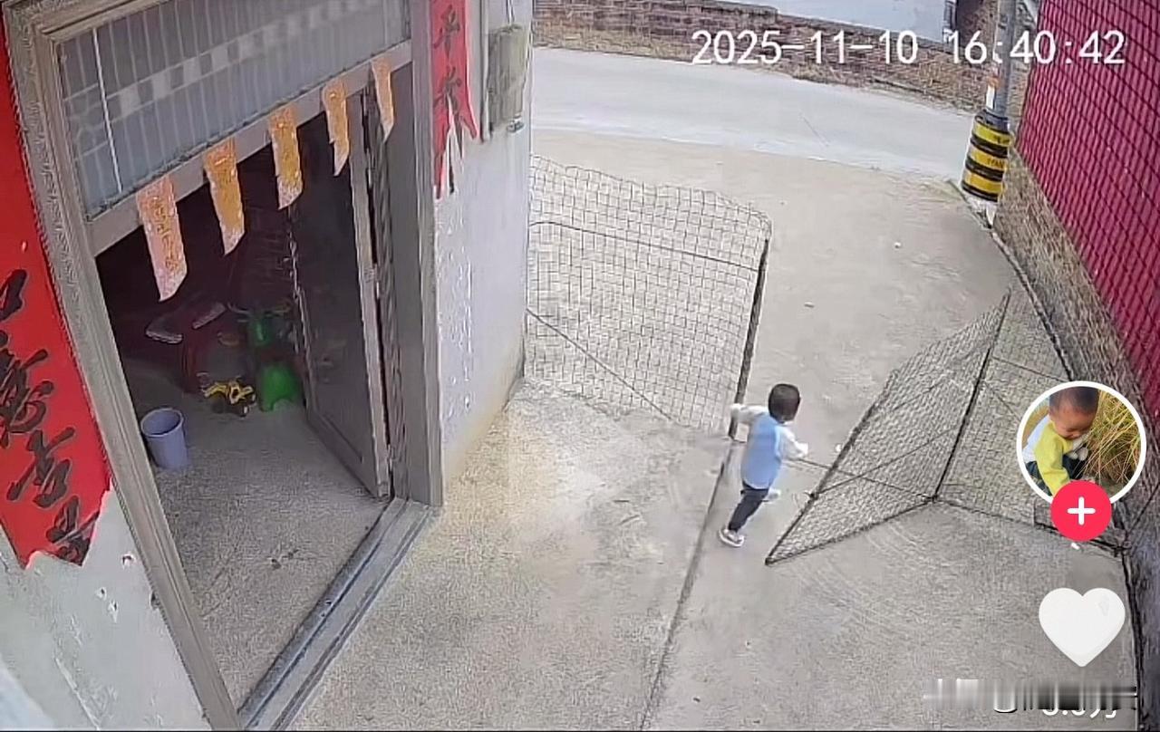 太愤怒了！广西，一个穿着尿不湿的宝宝摇摇晃晃从家里走出去，径直冲向大马路，他的奶