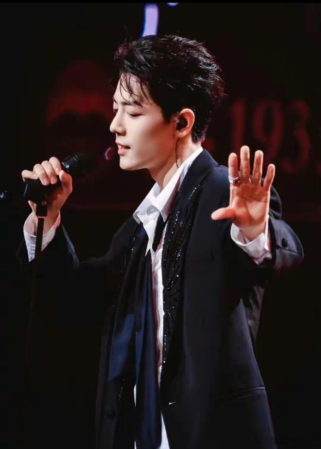 关于肖战的演唱会，目前最核心的动态是网传其出道十周年个人巡演将于10月在南京首站开唱，尽管官方尚未宣